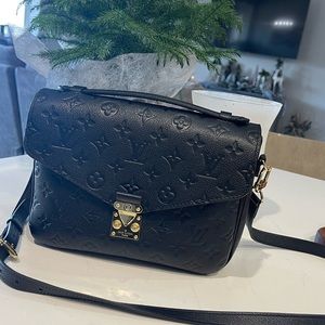 Louis Vuitton Pochette Metis, EUC, authentic